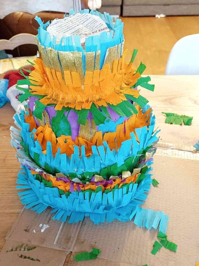 Pinata aus Pappmache und bunt Krepppapier